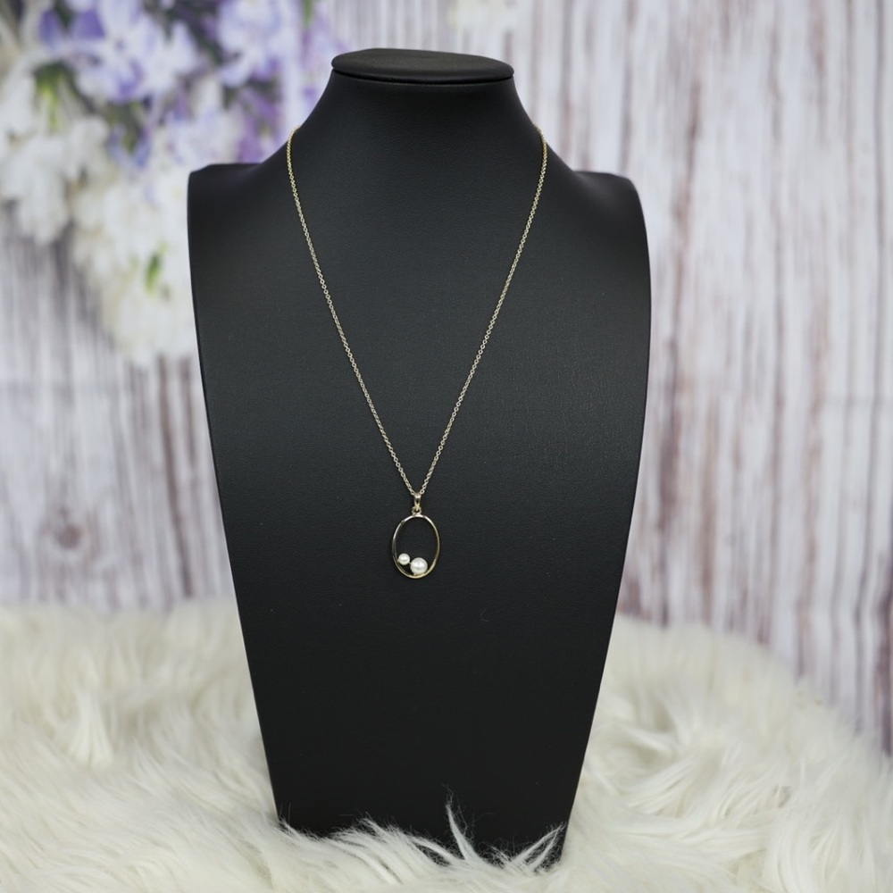 Goldtone pearl necklace. Adjustable closure.
